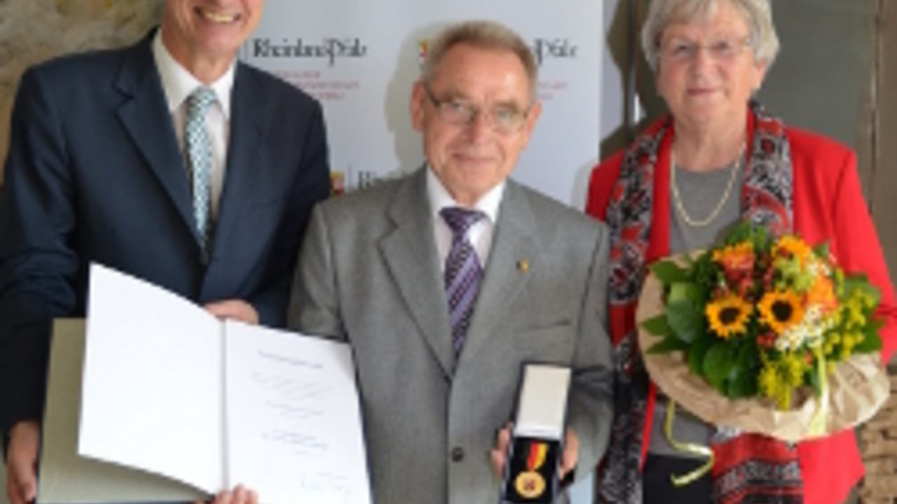 Umweltstaatssekretär Thomas Griese mit Hermann Lauer und dessen Ehefrau Umweltstaatssekretär Thomas Griese mit Hermann Lauer und dessen Ehefrau