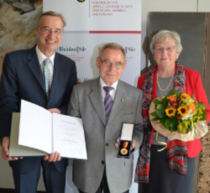 Umweltstaatssekretär Thomas Griese mit Hermann Lauer und dessen Ehefrau