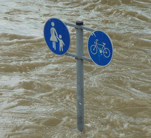 Verkehrsschilder im Hochwasser