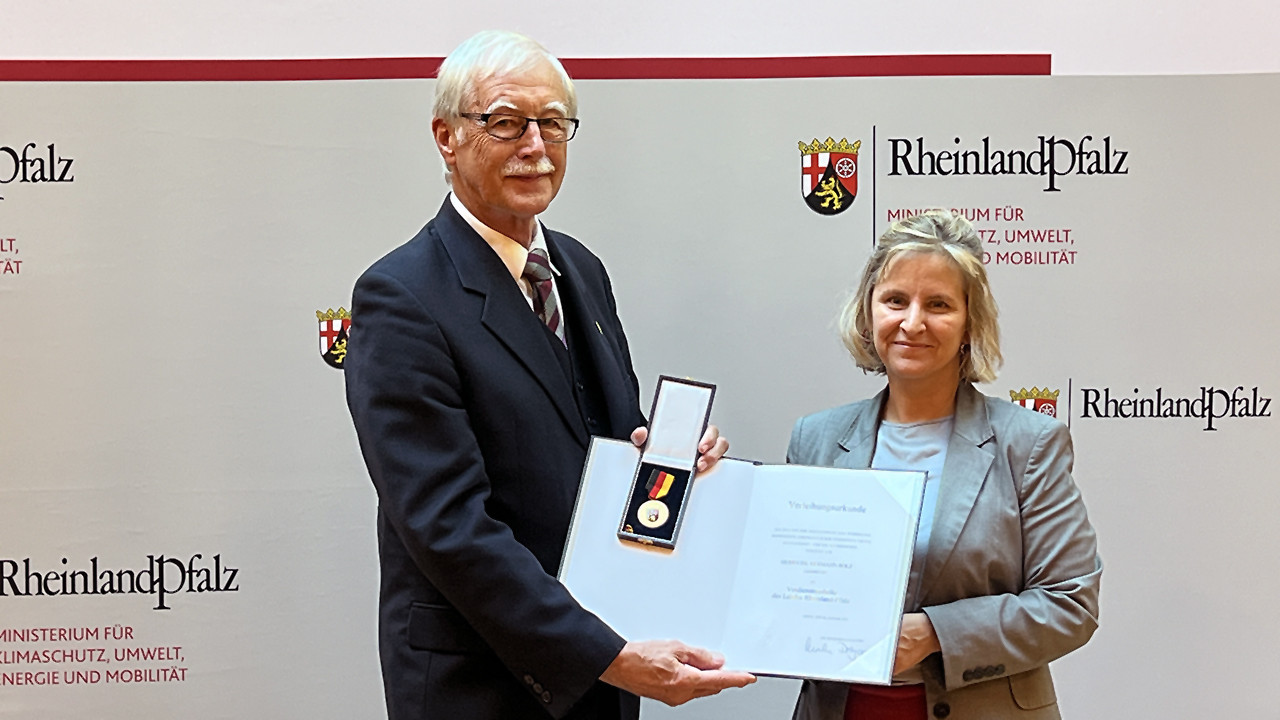 Klimaschutzministerin Katrin Eder verleiht die Verdienstmedaille des Landes Rheinland-Pfalz an Dr. Hermann Bolz