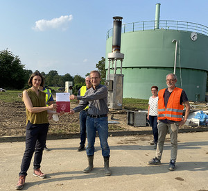 Klimaschutzministerin Spiegel überreicht an der Kläranlage Sinzig den Förderbescheid