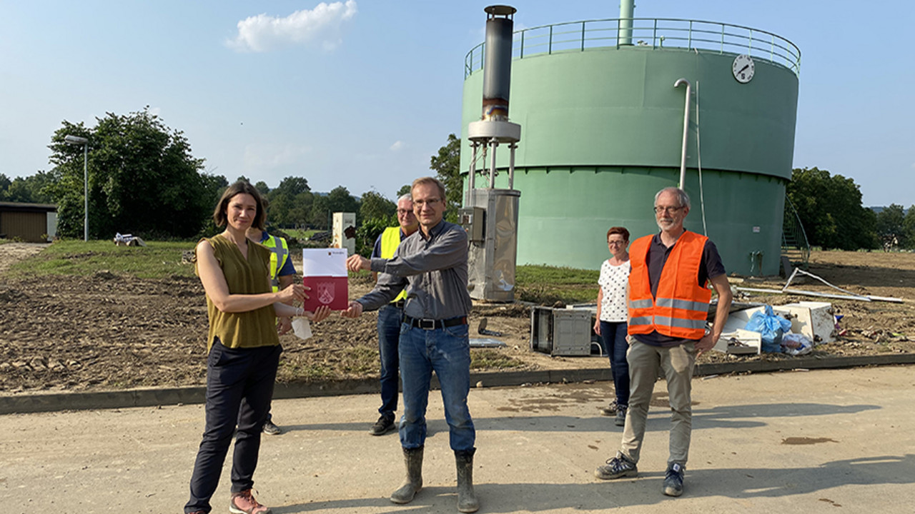 Klimaschutzministerin Spiegel überreicht an der Kläranlage Sinzig den Förderbescheid