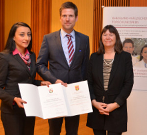 Ulrike Höfken mit den Preisträgern Dr. Robert Landsiedel und Dr. Tzutzuy Ramirez Hernández