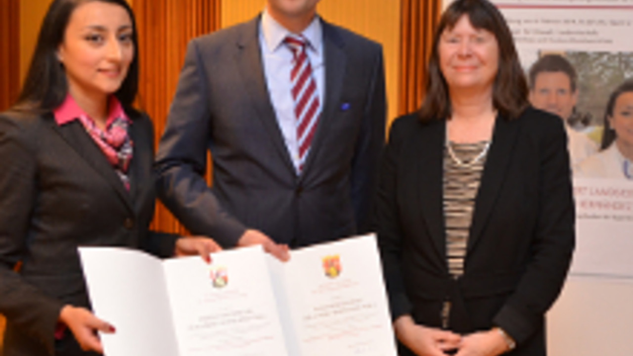 Ulrike Höfken mit den Preisträgern Dr. Robert Landsiedel und Dr. Tzutzuy Ramirez Hernández