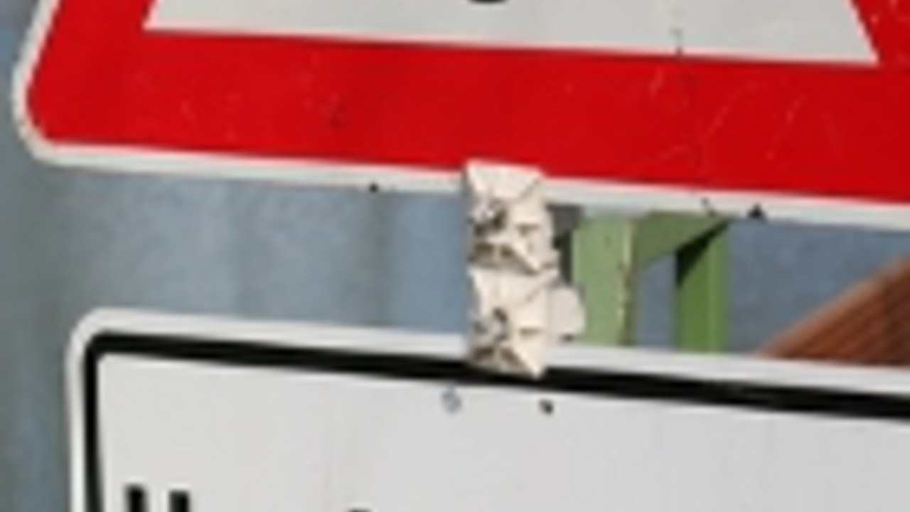 Hinweisschild auf Hochwasser, Foto: Fotolia Hinweisschild auf Hochwasser, Foto: Fotolia