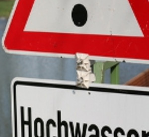 Hinweisschild auf Hochwasser, Foto: Fotolia