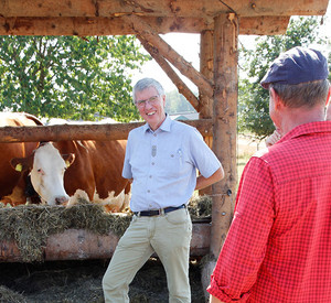 Klimaschutzstaatssekretär Erwin Manz auf dem Bio-Bauernhof Wiesenhof