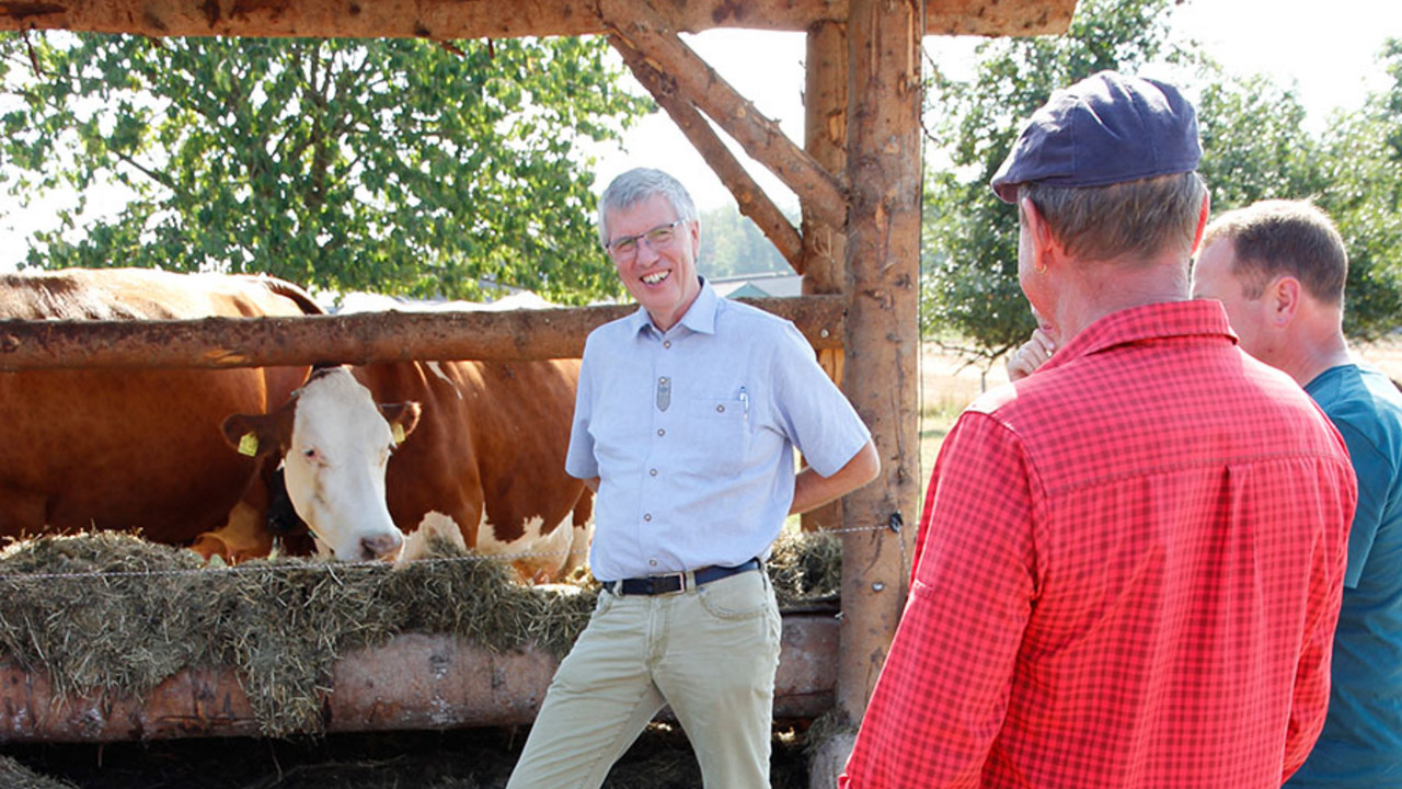 Klimaschutzstaatssekretär Erwin Manz auf dem Bio-Bauernhof Wiesenhof