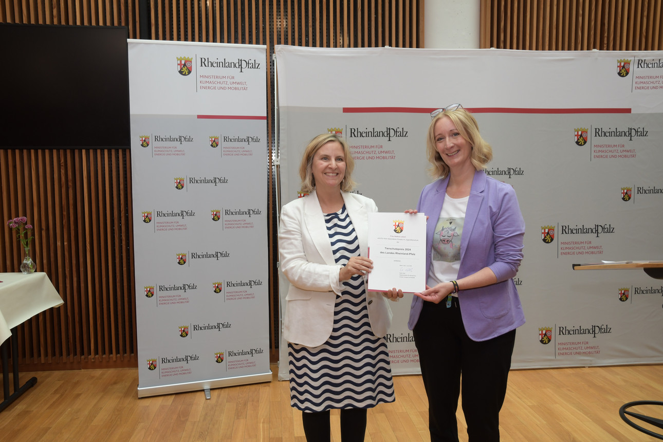 Umweltministerin Katrin Eder und Tierschutzlehrerin Nadine Leisch vom Eifeltierheim Altrich