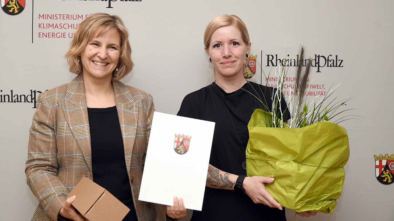 Klimaschutzministerin Katrin Eder mit Tierschutzpreisträgerin Julia Bravetti