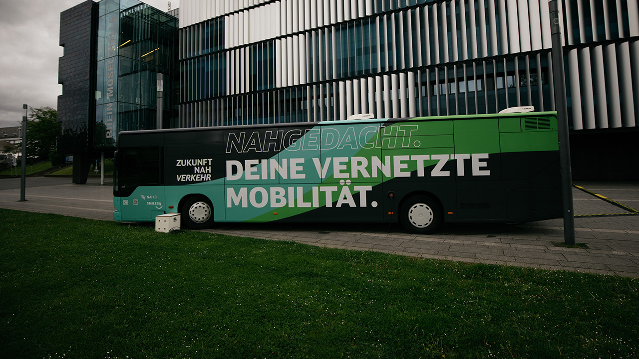 Bus vor der Rhein-Mosel-Halle in Koblenz