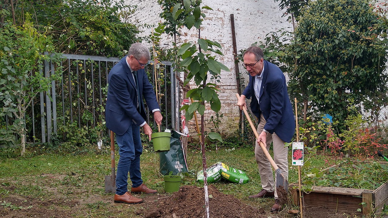 Baumpflanzaktion mit Staatssekretär Dr. Erwin Manz und Sascha Müller-Kraenner, Geschäftsführer der Deutschen Umwelthilfe