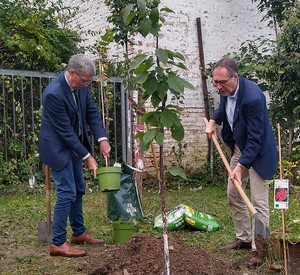 Baumpflanzaktion mit Staatssekretär Dr. Erwin Manz und Sascha Müller-Kraenner, Geschäftsführer der Deutschen Umwelthilfe