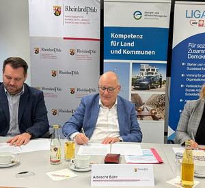 Klimaschutzministerin Katrin Eder, LIGA-Vorsitzender Albrecht Bähr und Johannes Kletting von der Energie- und Klimaschutzagentur unterzeichnen den Letter of Intent