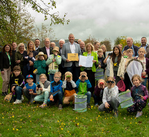 Gruppenbild mit Klimaschutzministerin Katrin Eder und Klaus Lütkefedder, Bürgermeister der VG Wallmerod, vor der Ahrbach-Grundschule in Niederahr