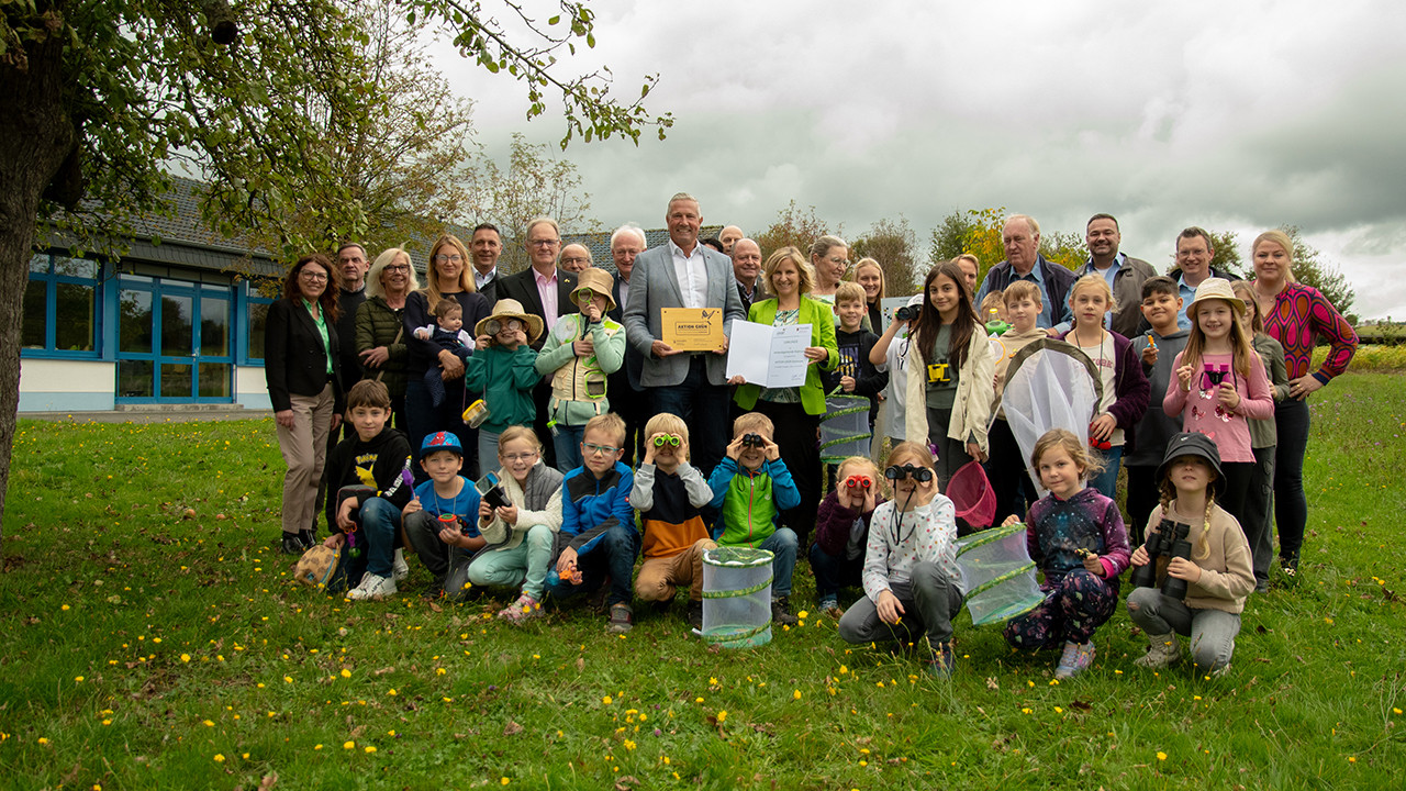Gruppenbild mit Klimaschutzministerin Katrin Eder und Klaus Lütkefedder, Bürgermeister der VG Wallmerod, vor der Ahrbach-Grundschule in Niederahr