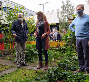 Staatstsekretär Thomas Griese im Schulgarten der Bertha von Suttner Gesamtschule