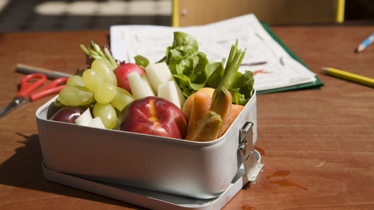 Frühstücksbox gefüllt mit frischem Obst und Gemüse