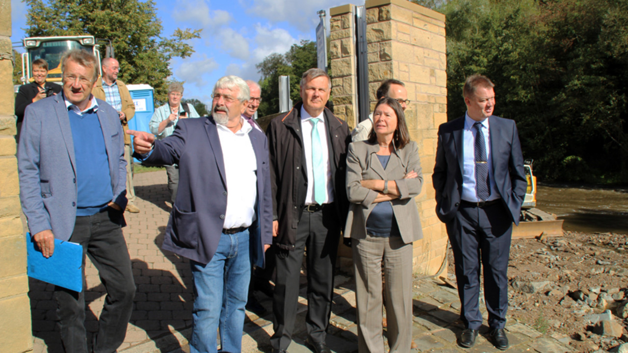 Umweltministerin Höfken am umgebauten Wehr in Meisenheim.