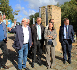 Umweltministerin Höfken am umgebauten Wehr in Meisenheim.