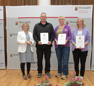 Umweltministerin Katrin Eder mit den Tierschutzpreisträgern 2024 Kai Zöller (Animal Sunshine Farm), Mirjam Cordt (Hilfe für Herdenschutzhunde) und Nadine Leisch (Eifeltierheim Altrich)