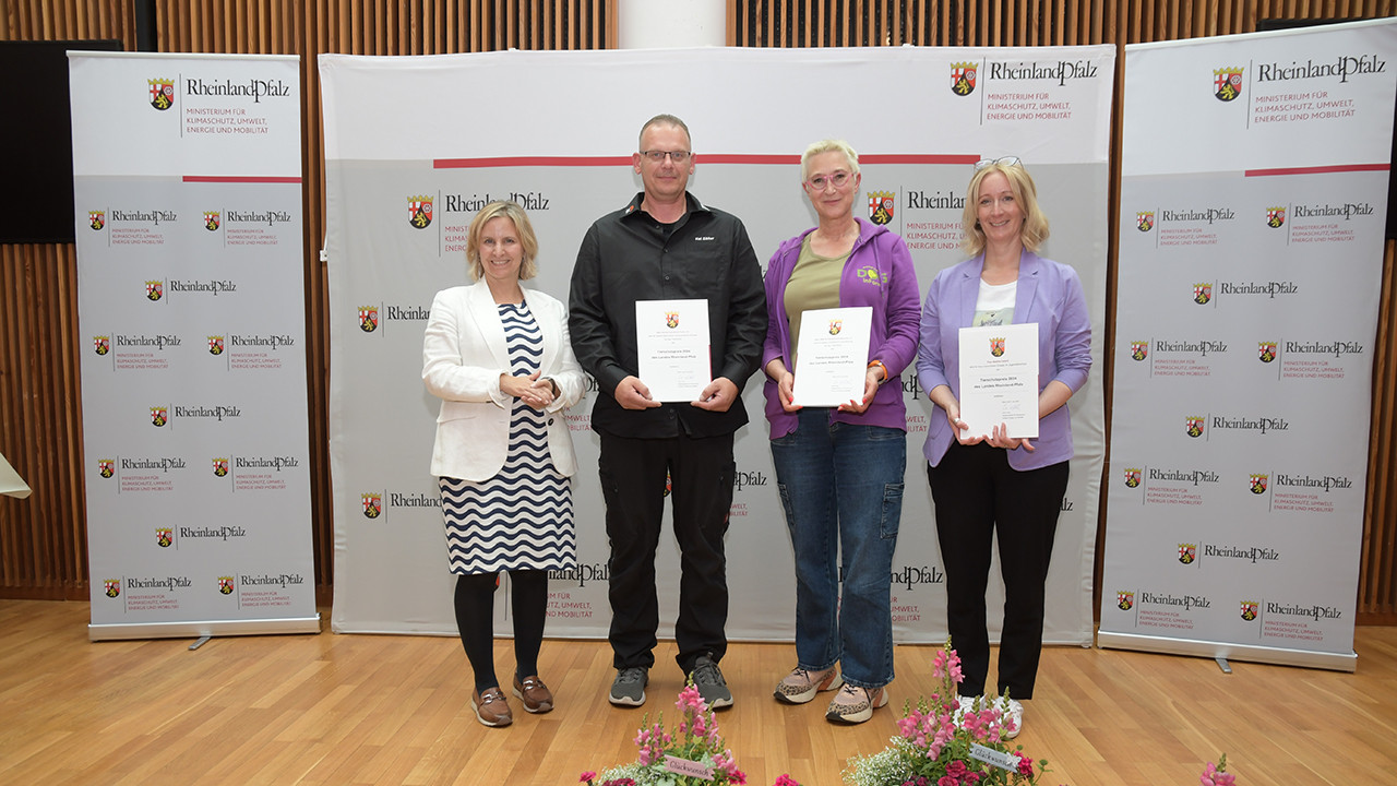 Umweltministerin Katrin Eder mit den Tierschutzpreisträgern 2024 Kai Zöller (Animal Sunshine Farm), Mirjam Cordt (Hilfe für Herdenschutzhunde) und Nadine Leisch (Eifeltierheim Altrich)