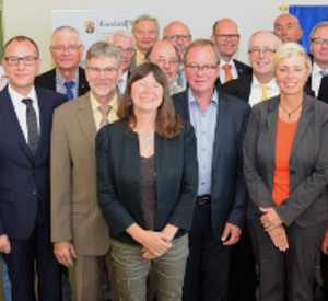Umweltministerin Ulrike Höfken mit Vetretern aus den Leader-Regionen