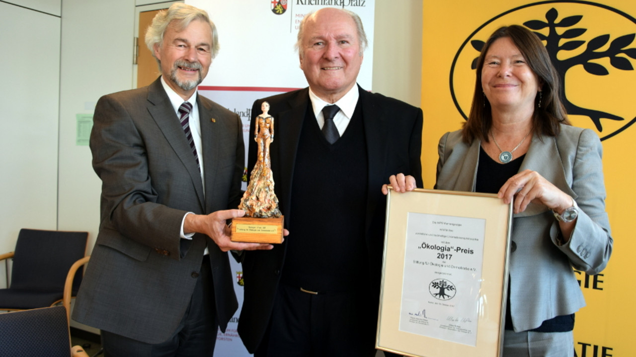 Umweltministerin Ulrike Höfken mit Preisträger Claus Hipp und Hans-Joachim Ritter, Vorsitzender der Stiftung für Ökologie und Demokratie.