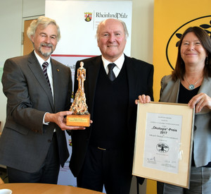 Umweltministerin Ulrike Höfken mit Preisträger Claus Hipp und Hans-Joachim Ritter, Vorsitzender der Stiftung für Ökologie und Demokratie.