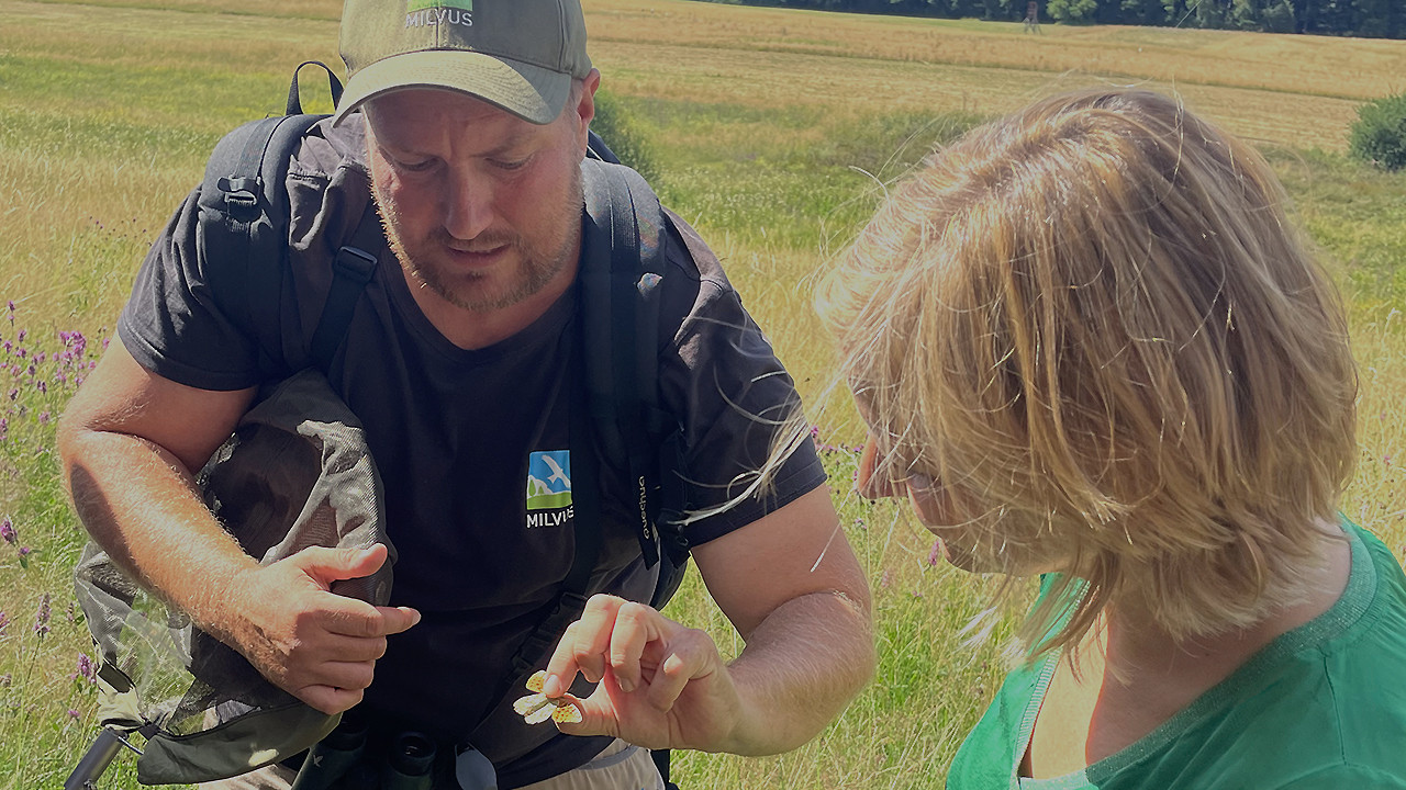 Unterwegs auf den Orchideenwiesen bei Siesbach: Umweltministerin Katrin Eder und Rolf Klein, Geschäftsführer vom Planungsbüro Milvus
