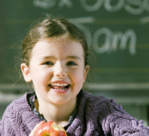 Schulkind mit Apfel. Foto: 5amTag.de