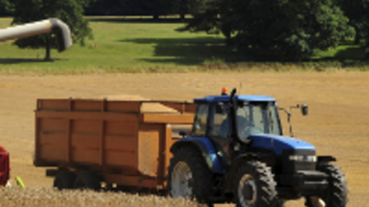 Getreideernte mit Traktor, Foto: istockphoto.de Getreideernte mit Traktor, Foto: istockphoto.de