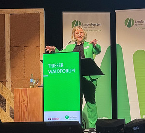 Umweltministerin Katrin Eder bei Ihre Ansprache auf dem 7. Trierer Waldforum
