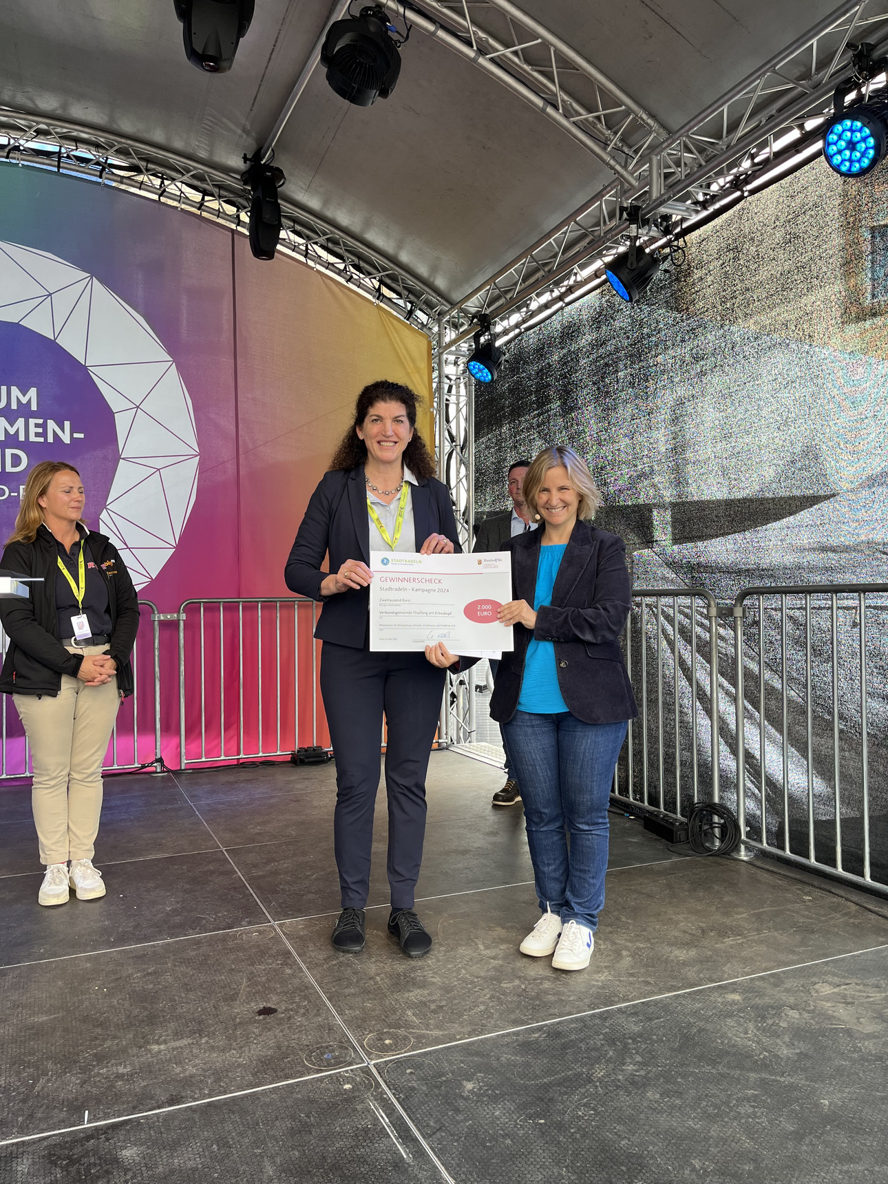 Ausgezeichnetes Engagement beim Stadtradeln: Scheckübergabe an die Verbandsgemeinde Thalfang am Erbeskopf