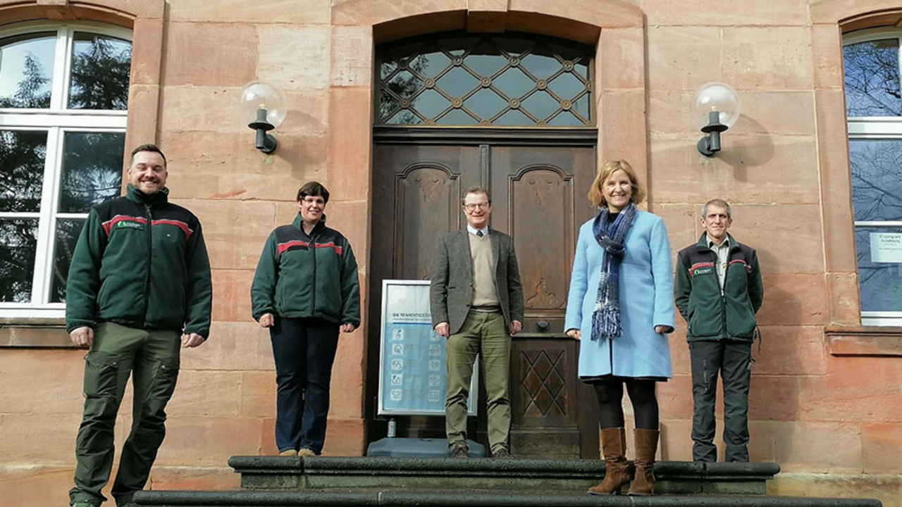 Umweltschutzministerin Katrin Eder eröffnet offiziell das Koordinierungszentrum Luchs und Wolf.