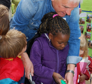 Kindergartenpate beim Gärtnern