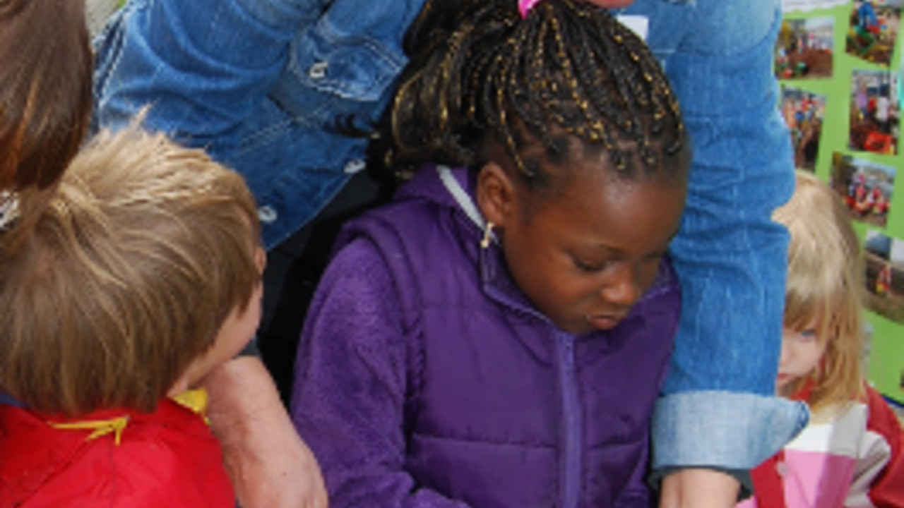 Kindergartenpate beim Gärtnern