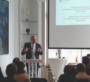Staatssekretär Thomas Griese spricht in Brüssel zum Thema Eigenstromerzeugung.