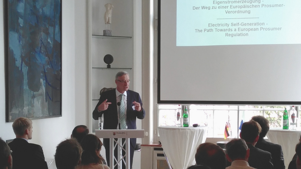 Staatssekretär Thomas Griese spricht in Brüssel zum Thema Eigenstromerzeugung.