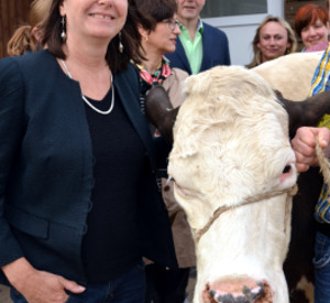 Ulrike Höfken beim Besuch der Käserei Fuchsen