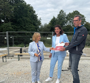 Umweltministerin Katrin Eder übergibt den Förderbescheid für den Neubau der Kläranlage Talling