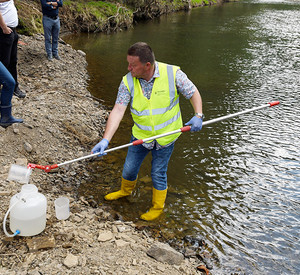 Entnahme einer Wasserprobe an der Ahr