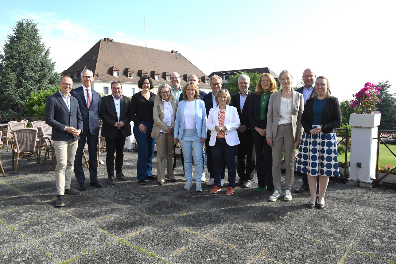 Gruppenfoto mit Bundesumweltministerin Steffi Lemke und den Teilnehmerinnen und Teilnehmern der 102. Umweltministerkonferenz in Bad Dürkheim