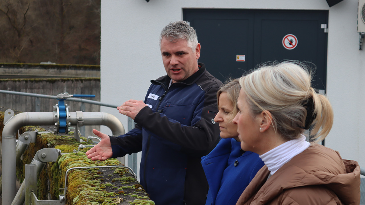 Torsten Veiock von den Verbandsgemeindewerken Dahner Felsenland, Klimaschutzministerin Katrin Eder und Landrätin Susanne Ganster