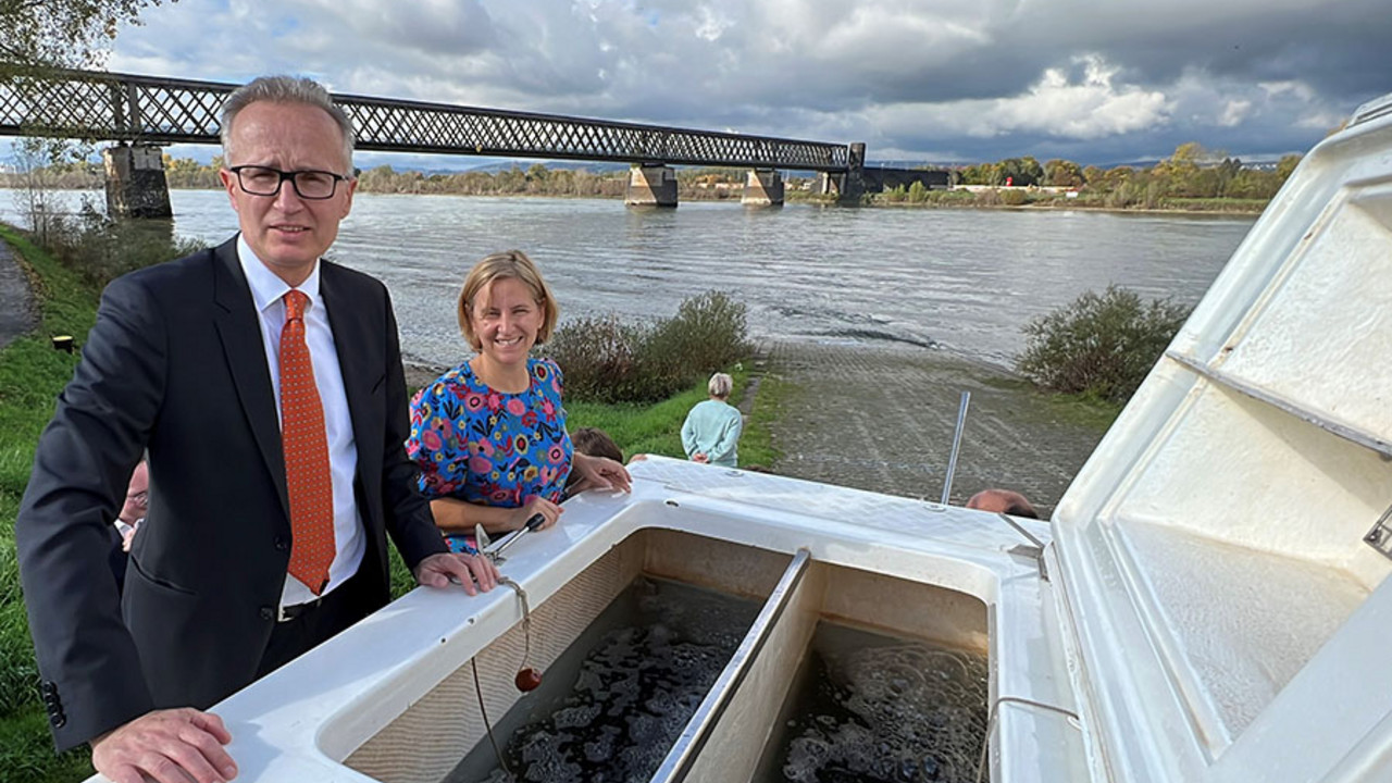 Klimaschutzministerin Katrin Eder und Prof. Dr. Martin Kaschny, Vizepräsident der SGD Nord, am Aaltaxi