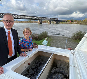 Klimaschutzministerin Katrin Eder und Prof. Dr. Martin Kaschny, Vizepräsident der SGD Nord, am Aaltaxi