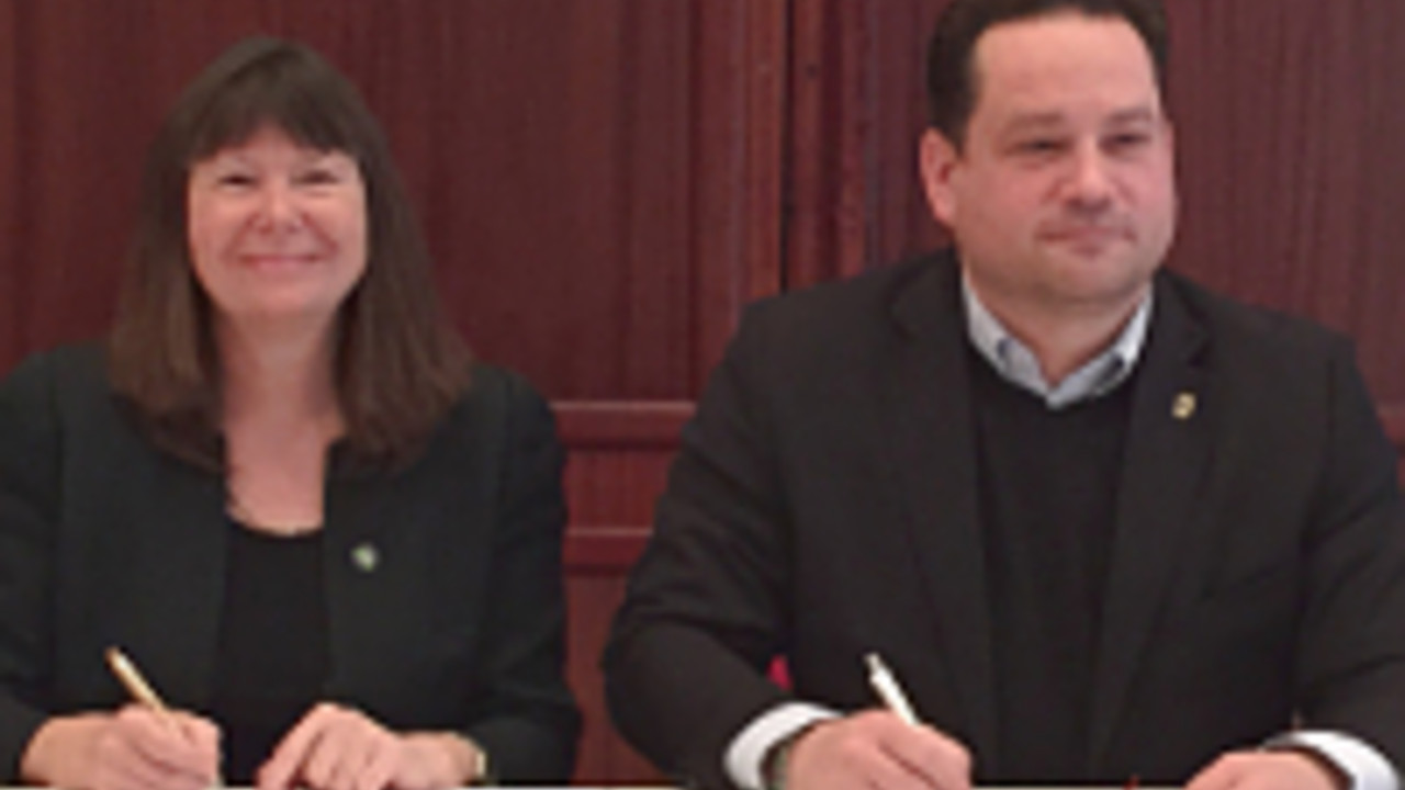 Ulrike Höfen und Alexander Bonde bei der Unterzeichnung der Vereinbarung