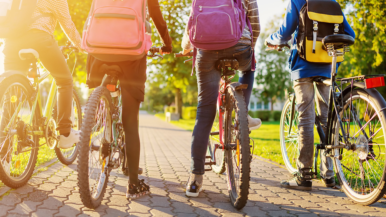 Schulkinder auf Fahrrädern