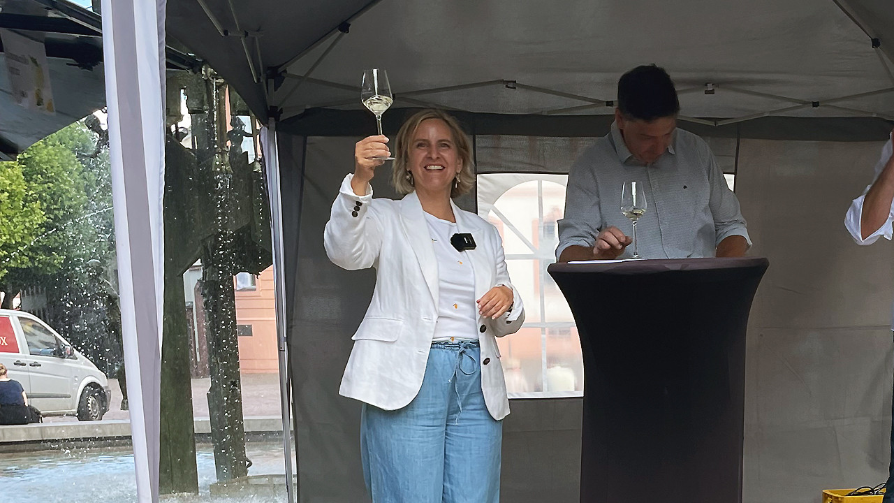 Umweltministerin Katrin Eder bei der offiziellen Eröffnung des 1. Bio-Weinfest auf dem Mainzer Schillerplatz
