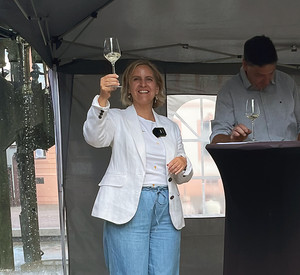Umweltministerin Katrin Eder bei der offiziellen Eröffnung des 1. Bio-Weinfest auf dem Mainzer Schillerplatz